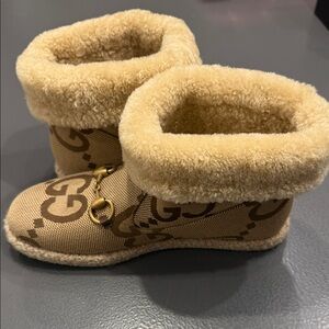 Gucci snow boots with GG accent & horsebit accent